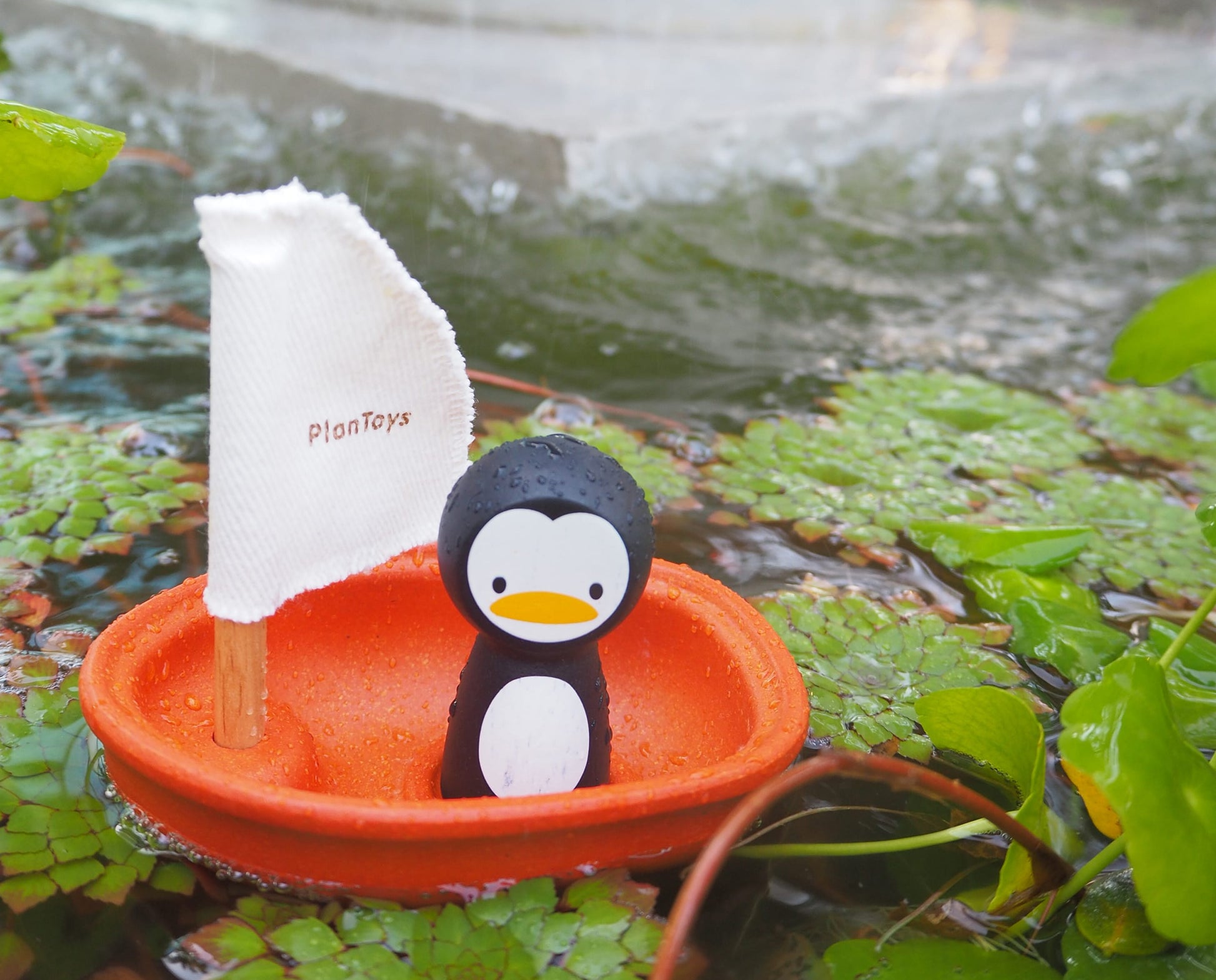Penguin Bath Sailing Boats by plan toys